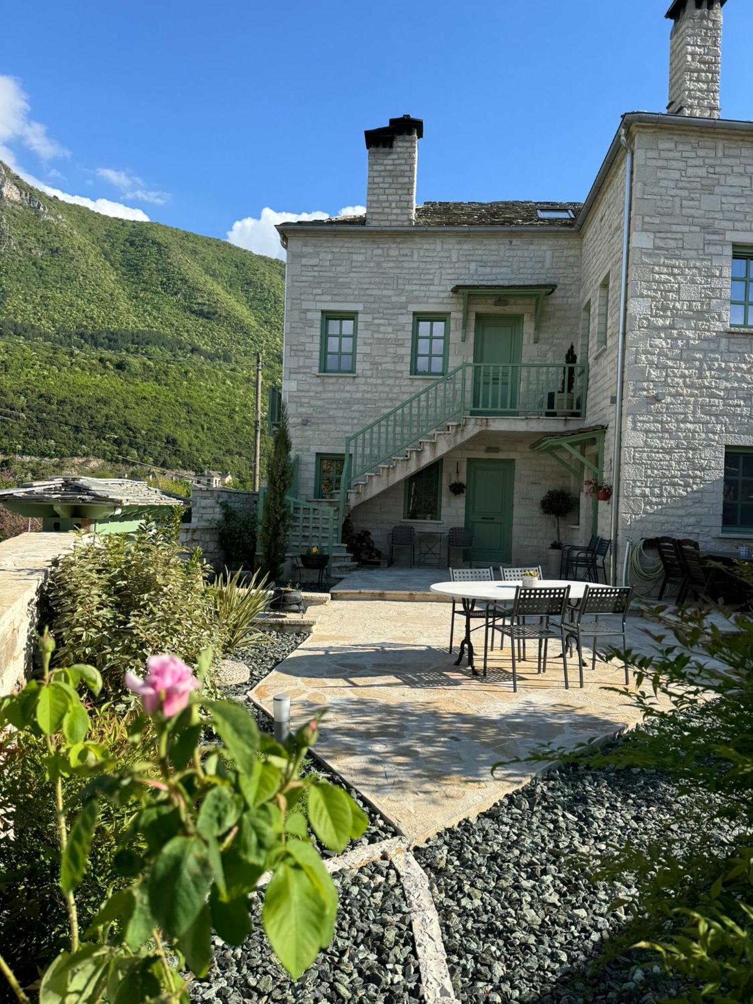 Apartmán Aristi Boutique Stonehouse With Attic Exteriér fotografie